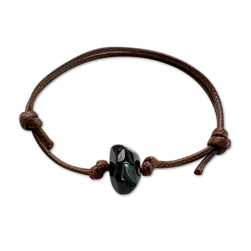 Garnet stone bracelet with deep red beads – promotes balance and revitalization.