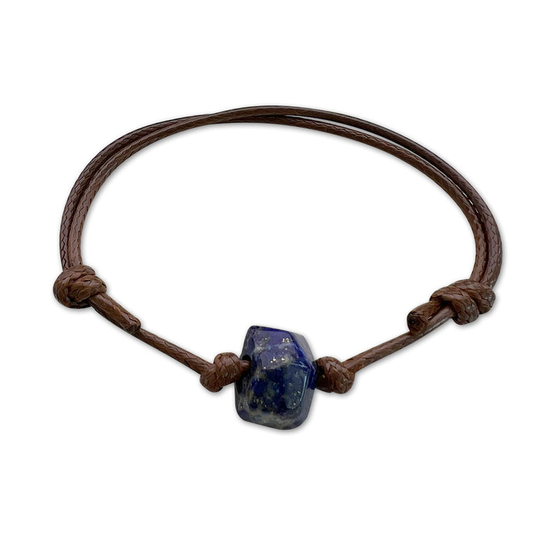 Lapis lazuli stone bracelet with deep blue beads – represents enlightenment and self-awareness.
