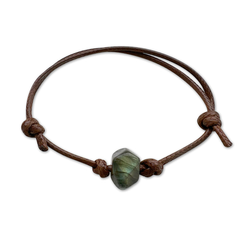 Labradorite stone bracelet with gray gemstone beads – relieves anxiety and enhances intuition.